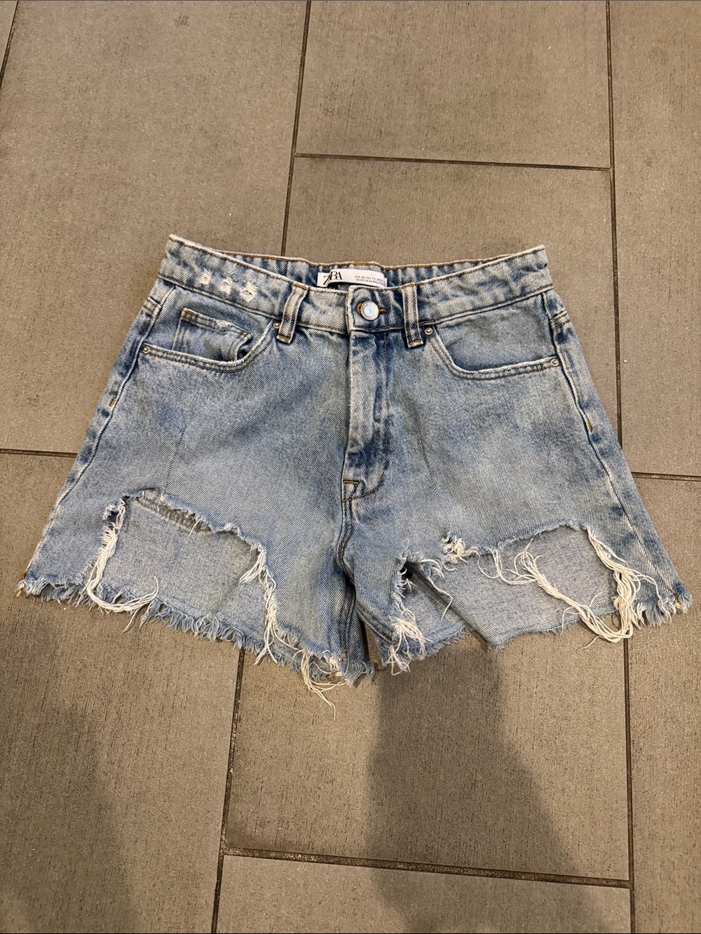 Zara Light Wash Distressed Denim Shorts sz 4